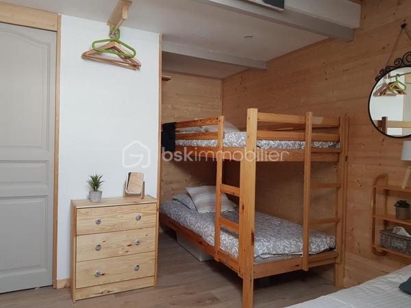 🏔️ À vendre – Superbe duplex rénové au cœur de la cité médiévale de Colmars-les-Alpes ✨🏰
Situé à Colmars-les-Alpes, dans les Alpes-de-Haute-Provence 🌲, magnifique village fortifié par Vauban et classé parmi Les Plus Beaux Villages de France 2025 🇫🇷✨, ce très bel appartement en duplex avec mezzanine vous séduira par son charme, son confort et son emplacement exceptionnel.
📍 Idéalement situé :
🎿 proche des stations de ski
🥾 au cœur des montagnes et des randonnées du Haut Verdon
🏰 en plein centre de la cité médiévale
🛍️ à proximité immédiate des commodités
Entièrement refait à neuf très récemment 🛠️✨, l’appartement est vendu prêt à vivre, sans travaux à prévoir.
🏡 Il se compose de :
🍽️ une cuisine entièrement équipée
🛋️ un espace de vie chaleureux et fonctionnel
🚽 un toilette séparé au premier niveau
🛏️ à l’étage :
•	une grande chambre pouvant accueillir jusqu’à 4 couchages
🛁 une salle de bain avec toilette
🪵 au-dessus :
✨ une mezzanine pouvant également servir d’espace couchage ou détente.
📍 Situé au 2ᵉ étage d’une copropriété calme et bien entretenue.
🚗 Stationnement communal à proximité immédiate
🚙 Rue carrossable pour un accès pratique.
Un bien idéal pour :
🏡 résidence secondaire
💼 investissement locatif saisonnier
🌲 ou pied-à-terre à la montagne dans un cadre historique exceptionnel.
❄️ Charme • Montagne • Histoire • Confort • Authenticité ✨