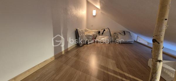 🏔️ À vendre – Superbe duplex rénové au cœur de la cité médiévale de Colmars-les-Alpes ✨🏰
Situé à Colmars-les-Alpes, dans les Alpes-de-Haute-Provence 🌲, magnifique village fortifié par Vauban et classé parmi Les Plus Beaux Villages de France 2025 🇫🇷✨, ce très bel appartement en duplex avec mezzanine vous séduira par son charme, son confort et son emplacement exceptionnel.
📍 Idéalement situé :
🎿 proche des stations de ski
🥾 au cœur des montagnes et des randonnées du Haut Verdon
🏰 en plein centre de la cité médiévale
🛍️ à proximité immédiate des commodités
Entièrement refait à neuf très récemment 🛠️✨, l’appartement est vendu prêt à vivre, sans travaux à prévoir.
🏡 Il se compose de :
🍽️ une cuisine entièrement équipée
🛋️ un espace de vie chaleureux et fonctionnel
🚽 un toilette séparé au premier niveau
🛏️ à l’étage :
•	une grande chambre pouvant accueillir jusqu’à 4 couchages
🛁 une salle de bain avec toilette
🪵 au-dessus :
✨ une mezzanine pouvant également servir d’espace couchage ou détente.
📍 Situé au 2ᵉ étage d’une copropriété calme et bien entretenue.
🚗 Stationnement communal à proximité immédiate
🚙 Rue carrossable pour un accès pratique.
Un bien idéal pour :
🏡 résidence secondaire
💼 investissement locatif saisonnier
🌲 ou pied-à-terre à la montagne dans un cadre historique exceptionnel.
❄️ Charme • Montagne • Histoire • Confort • Authenticité ✨
