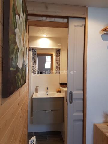 🏔️ À vendre – Superbe duplex rénové au cœur de la cité médiévale de Colmars-les-Alpes ✨🏰
Situé à Colmars-les-Alpes, dans les Alpes-de-Haute-Provence 🌲, magnifique village fortifié par Vauban et classé parmi Les Plus Beaux Villages de France 2025 🇫🇷✨, ce très bel appartement en duplex avec mezzanine vous séduira par son charme, son confort et son emplacement exceptionnel.
📍 Idéalement situé :
🎿 proche des stations de ski
🥾 au cœur des montagnes et des randonnées du Haut Verdon
🏰 en plein centre de la cité médiévale
🛍️ à proximité immédiate des commodités
Entièrement refait à neuf très récemment 🛠️✨, l’appartement est vendu prêt à vivre, sans travaux à prévoir.
🏡 Il se compose de :
🍽️ une cuisine entièrement équipée
🛋️ un espace de vie chaleureux et fonctionnel
🚽 un toilette séparé au premier niveau
🛏️ à l’étage :
•	une grande chambre pouvant accueillir jusqu’à 4 couchages
🛁 une salle de bain avec toilette
🪵 au-dessus :
✨ une mezzanine pouvant également servir d’espace couchage ou détente.
📍 Situé au 2ᵉ étage d’une copropriété calme et bien entretenue.
🚗 Stationnement communal à proximité immédiate
🚙 Rue carrossable pour un accès pratique.
Un bien idéal pour :
🏡 résidence secondaire
💼 investissement locatif saisonnier
🌲 ou pied-à-terre à la montagne dans un cadre historique exceptionnel.
❄️ Charme • Montagne • Histoire • Confort • Authenticité ✨