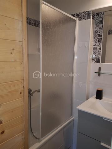 🏔️ À vendre – Superbe duplex rénové au cœur de la cité médiévale de Colmars-les-Alpes ✨🏰
Situé à Colmars-les-Alpes, dans les Alpes-de-Haute-Provence 🌲, magnifique village fortifié par Vauban et classé parmi Les Plus Beaux Villages de France 2025 🇫🇷✨, ce très bel appartement en duplex avec mezzanine vous séduira par son charme, son confort et son emplacement exceptionnel.
📍 Idéalement situé :
🎿 proche des stations de ski
🥾 au cœur des montagnes et des randonnées du Haut Verdon
🏰 en plein centre de la cité médiévale
🛍️ à proximité immédiate des commodités
Entièrement refait à neuf très récemment 🛠️✨, l’appartement est vendu prêt à vivre, sans travaux à prévoir.
🏡 Il se compose de :
🍽️ une cuisine entièrement équipée
🛋️ un espace de vie chaleureux et fonctionnel
🚽 un toilette séparé au premier niveau
🛏️ à l’étage :
•	une grande chambre pouvant accueillir jusqu’à 4 couchages
🛁 une salle de bain avec toilette
🪵 au-dessus :
✨ une mezzanine pouvant également servir d’espace couchage ou détente.
📍 Situé au 2ᵉ étage d’une copropriété calme et bien entretenue.
🚗 Stationnement communal à proximité immédiate
🚙 Rue carrossable pour un accès pratique.
Un bien idéal pour :
🏡 résidence secondaire
💼 investissement locatif saisonnier
🌲 ou pied-à-terre à la montagne dans un cadre historique exceptionnel.
❄️ Charme • Montagne • Histoire • Confort • Authenticité ✨