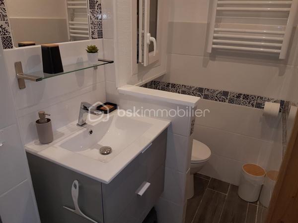 🏔️ À vendre – Superbe duplex rénové au cœur de la cité médiévale de Colmars-les-Alpes ✨🏰
Situé à Colmars-les-Alpes, dans les Alpes-de-Haute-Provence 🌲, magnifique village fortifié par Vauban et classé parmi Les Plus Beaux Villages de France 2025 🇫🇷✨, ce très bel appartement en duplex avec mezzanine vous séduira par son charme, son confort et son emplacement exceptionnel.
📍 Idéalement situé :
🎿 proche des stations de ski
🥾 au cœur des montagnes et des randonnées du Haut Verdon
🏰 en plein centre de la cité médiévale
🛍️ à proximité immédiate des commodités
Entièrement refait à neuf très récemment 🛠️✨, l’appartement est vendu prêt à vivre, sans travaux à prévoir.
🏡 Il se compose de :
🍽️ une cuisine entièrement équipée
🛋️ un espace de vie chaleureux et fonctionnel
🚽 un toilette séparé au premier niveau
🛏️ à l’étage :
•	une grande chambre pouvant accueillir jusqu’à 4 couchages
🛁 une salle de bain avec toilette
🪵 au-dessus :
✨ une mezzanine pouvant également servir d’espace couchage ou détente.
📍 Situé au 2ᵉ étage d’une copropriété calme et bien entretenue.
🚗 Stationnement communal à proximité immédiate
🚙 Rue carrossable pour un accès pratique.
Un bien idéal pour :
🏡 résidence secondaire
💼 investissement locatif saisonnier
🌲 ou pied-à-terre à la montagne dans un cadre historique exceptionnel.
❄️ Charme • Montagne • Histoire • Confort • Authenticité ✨
