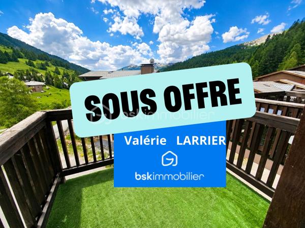 Valérie LARRIER vous propose **en exclusivité** ce charmant studio lumineux bénéficiant d'une vue imprenable sur les montagnes.

Idéalement situé au pied des pistes, il se compose de :

* Une entrée avec deux placards de rangement
* Une cabine avec deux lits simples superposés (avec fenêtre)
* Un coin montagne avec deux lits doubles superposés
* Un séjour avec canapé convertible et kitchenette équipée
* Une salle de bains
* Des toilettes séparées
* Balcon

Vous apprécierez son emplacement privilégié avec le télésiège au pied de la résidence (vente de forfaits de skis) et un retour skis aux pieds. Le centre de la station est accessible à seulement 600 mètres.

Parking gratuit devant la résidence.

Vendu avec un casier à skis

Un local à vélos dans l'immeuble

**Les atouts :**

* Vue panoramique sur les montagnes
* Résidence au pied des pistes
* Nombreux couchages
* Proximité immédiate des remontées mécaniques
* Parking gratuit
* Navette gratuite à proximité