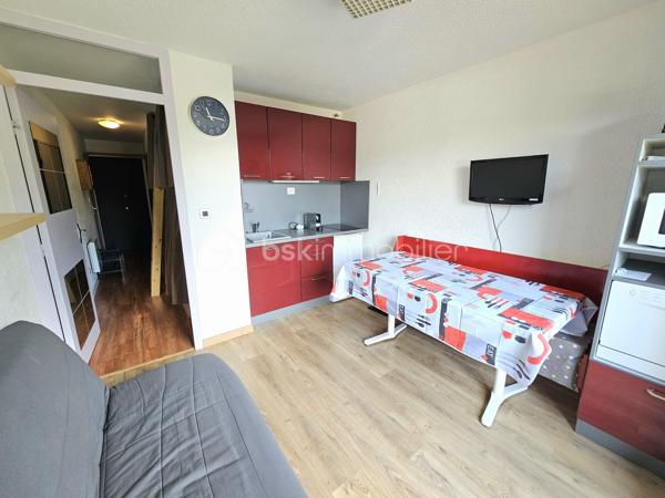 Valérie LARRIER vous propose **en exclusivité** ce charmant studio lumineux bénéficiant d'une vue imprenable sur les montagnes.

Idéalement situé au pied des pistes, il se compose de :

* Une entrée avec deux placards de rangement
* Une cabine avec deux lits simples superposés (avec fenêtre)
* Un coin montagne avec deux lits doubles superposés
* Un séjour avec canapé convertible et kitchenette équipée
* Une salle de bains
* Des toilettes séparées
* Balcon

Vous apprécierez son emplacement privilégié avec le télésiège au pied de la résidence (vente de forfaits de skis) et un retour skis aux pieds. Le centre de la station est accessible à seulement 600 mètres.

Parking gratuit devant la résidence.

Vendu avec un casier à skis

Un local à vélos dans l'immeuble

**Les atouts :**

* Vue panoramique sur les montagnes
* Résidence au pied des pistes
* Nombreux couchages
* Proximité immédiate des remontées mécaniques
* Parking gratuit
* Navette gratuite à proximité