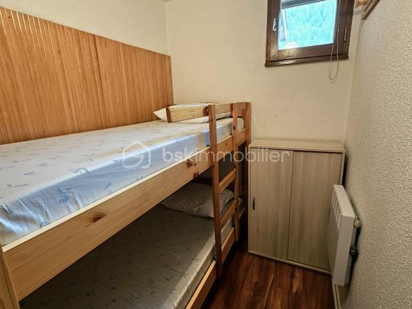 Valérie LARRIER vous propose **en exclusivité** ce charmant studio lumineux bénéficiant d'une vue imprenable sur les montagnes.

Idéalement situé au pied des pistes, il se compose de :

* Une entrée avec deux placards de rangement
* Une cabine avec deux lits simples superposés (avec fenêtre)
* Un coin montagne avec deux lits doubles superposés
* Un séjour avec canapé convertible et kitchenette équipée
* Une salle de bains
* Des toilettes séparées
* Balcon

Vous apprécierez son emplacement privilégié avec le télésiège au pied de la résidence (vente de forfaits de skis) et un retour skis aux pieds. Le centre de la station est accessible à seulement 600 mètres.

Parking gratuit devant la résidence.

Vendu avec un casier à skis

Un local à vélos dans l'immeuble

**Les atouts :**

* Vue panoramique sur les montagnes
* Résidence au pied des pistes
* Nombreux couchages
* Proximité immédiate des remontées mécaniques
* Parking gratuit
* Navette gratuite à proximité