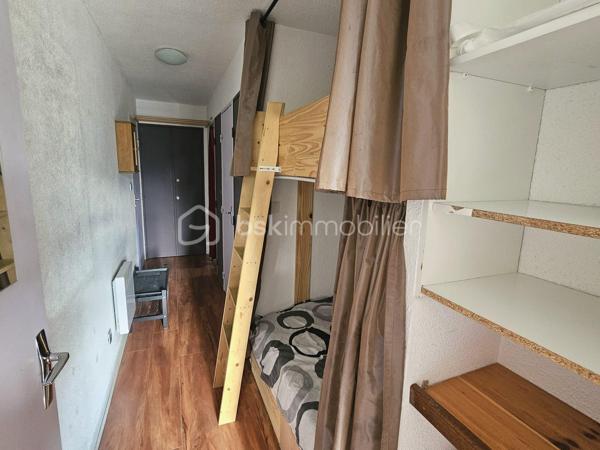 Valérie LARRIER vous propose **en exclusivité** ce charmant studio lumineux bénéficiant d'une vue imprenable sur les montagnes.

Idéalement situé au pied des pistes, il se compose de :

* Une entrée avec deux placards de rangement
* Une cabine avec deux lits simples superposés (avec fenêtre)
* Un coin montagne avec deux lits doubles superposés
* Un séjour avec canapé convertible et kitchenette équipée
* Une salle de bains
* Des toilettes séparées
* Balcon

Vous apprécierez son emplacement privilégié avec le télésiège au pied de la résidence (vente de forfaits de skis) et un retour skis aux pieds. Le centre de la station est accessible à seulement 600 mètres.

Parking gratuit devant la résidence.

Vendu avec un casier à skis

Un local à vélos dans l'immeuble

**Les atouts :**

* Vue panoramique sur les montagnes
* Résidence au pied des pistes
* Nombreux couchages
* Proximité immédiate des remontées mécaniques
* Parking gratuit
* Navette gratuite à proximité
