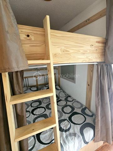 Valérie LARRIER vous propose **en exclusivité** ce charmant studio lumineux bénéficiant d'une vue imprenable sur les montagnes.

Idéalement situé au pied des pistes, il se compose de :

* Une entrée avec deux placards de rangement
* Une cabine avec deux lits simples superposés (avec fenêtre)
* Un coin montagne avec deux lits doubles superposés
* Un séjour avec canapé convertible et kitchenette équipée
* Une salle de bains
* Des toilettes séparées
* Balcon

Vous apprécierez son emplacement privilégié avec le télésiège au pied de la résidence (vente de forfaits de skis) et un retour skis aux pieds. Le centre de la station est accessible à seulement 600 mètres.

Parking gratuit devant la résidence.

Vendu avec un casier à skis

Un local à vélos dans l'immeuble

**Les atouts :**

* Vue panoramique sur les montagnes
* Résidence au pied des pistes
* Nombreux couchages
* Proximité immédiate des remontées mécaniques
* Parking gratuit
* Navette gratuite à proximité