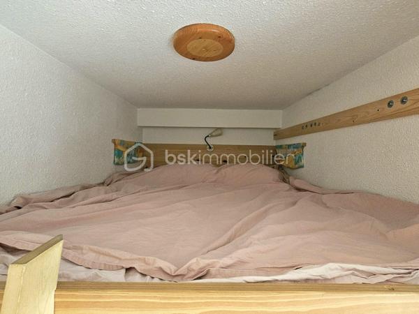 Valérie LARRIER vous propose **en exclusivité** ce charmant studio lumineux bénéficiant d'une vue imprenable sur les montagnes.

Idéalement situé au pied des pistes, il se compose de :

* Une entrée avec deux placards de rangement
* Une cabine avec deux lits simples superposés (avec fenêtre)
* Un coin montagne avec deux lits doubles superposés
* Un séjour avec canapé convertible et kitchenette équipée
* Une salle de bains
* Des toilettes séparées
* Balcon

Vous apprécierez son emplacement privilégié avec le télésiège au pied de la résidence (vente de forfaits de skis) et un retour skis aux pieds. Le centre de la station est accessible à seulement 600 mètres.

Parking gratuit devant la résidence.

Vendu avec un casier à skis

Un local à vélos dans l'immeuble

**Les atouts :**

* Vue panoramique sur les montagnes
* Résidence au pied des pistes
* Nombreux couchages
* Proximité immédiate des remontées mécaniques
* Parking gratuit
* Navette gratuite à proximité