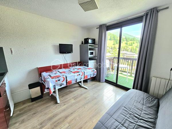 Valérie LARRIER vous propose **en exclusivité** ce charmant studio lumineux bénéficiant d'une vue imprenable sur les montagnes.

Idéalement situé au pied des pistes, il se compose de :

* Une entrée avec deux placards de rangement
* Une cabine avec deux lits simples superposés (avec fenêtre)
* Un coin montagne avec deux lits doubles superposés
* Un séjour avec canapé convertible et kitchenette équipée
* Une salle de bains
* Des toilettes séparées
* Balcon

Vous apprécierez son emplacement privilégié avec le télésiège au pied de la résidence (vente de forfaits de skis) et un retour skis aux pieds. Le centre de la station est accessible à seulement 600 mètres.

Parking gratuit devant la résidence.

Vendu avec un casier à skis

Un local à vélos dans l'immeuble

**Les atouts :**

* Vue panoramique sur les montagnes
* Résidence au pied des pistes
* Nombreux couchages
* Proximité immédiate des remontées mécaniques
* Parking gratuit
* Navette gratuite à proximité