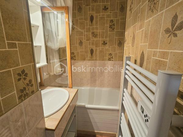 Valérie LARRIER vous propose **en exclusivité** ce charmant studio lumineux bénéficiant d'une vue imprenable sur les montagnes.

Idéalement situé au pied des pistes, il se compose de :

* Une entrée avec deux placards de rangement
* Une cabine avec deux lits simples superposés (avec fenêtre)
* Un coin montagne avec deux lits doubles superposés
* Un séjour avec canapé convertible et kitchenette équipée
* Une salle de bains
* Des toilettes séparées
* Balcon

Vous apprécierez son emplacement privilégié avec le télésiège au pied de la résidence (vente de forfaits de skis) et un retour skis aux pieds. Le centre de la station est accessible à seulement 600 mètres.

Parking gratuit devant la résidence.

Vendu avec un casier à skis

Un local à vélos dans l'immeuble

**Les atouts :**

* Vue panoramique sur les montagnes
* Résidence au pied des pistes
* Nombreux couchages
* Proximité immédiate des remontées mécaniques
* Parking gratuit
* Navette gratuite à proximité
