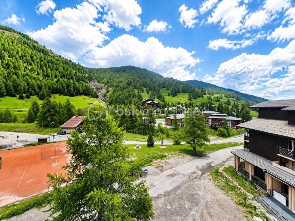 Valérie LARRIER vous propose **en exclusivité** ce charmant studio lumineux bénéficiant d'une vue imprenable sur les montagnes.

Idéalement situé au pied des pistes, il se compose de :

* Une entrée avec deux placards de rangement
* Une cabine avec deux lits simples superposés (avec fenêtre)
* Un coin montagne avec deux lits doubles superposés
* Un séjour avec canapé convertible et kitchenette équipée
* Une salle de bains
* Des toilettes séparées
* Balcon

Vous apprécierez son emplacement privilégié avec le télésiège au pied de la résidence (vente de forfaits de skis) et un retour skis aux pieds. Le centre de la station est accessible à seulement 600 mètres.

Parking gratuit devant la résidence.

Vendu avec un casier à skis

Un local à vélos dans l'immeuble

**Les atouts :**

* Vue panoramique sur les montagnes
* Résidence au pied des pistes
* Nombreux couchages
* Proximité immédiate des remontées mécaniques
* Parking gratuit
* Navette gratuite à proximité