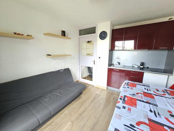 Valérie LARRIER vous propose **en exclusivité** ce charmant studio lumineux bénéficiant d'une vue imprenable sur les montagnes.

Idéalement situé au pied des pistes, il se compose de :

* Une entrée avec deux placards de rangement
* Une cabine avec deux lits simples superposés (avec fenêtre)
* Un coin montagne avec deux lits doubles superposés
* Un séjour avec canapé convertible et kitchenette équipée
* Une salle de bains
* Des toilettes séparées
* Balcon

Vous apprécierez son emplacement privilégié avec le télésiège au pied de la résidence (vente de forfaits de skis) et un retour skis aux pieds. Le centre de la station est accessible à seulement 600 mètres.

Parking gratuit devant la résidence.

Vendu avec un casier à skis

Un local à vélos dans l'immeuble

**Les atouts :**

* Vue panoramique sur les montagnes
* Résidence au pied des pistes
* Nombreux couchages
* Proximité immédiate des remontées mécaniques
* Parking gratuit
* Navette gratuite à proximité