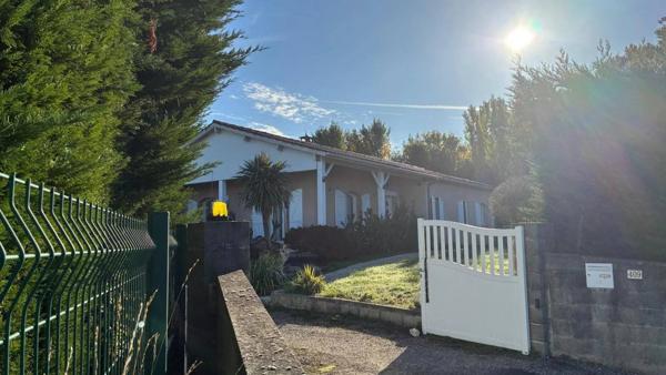 JOLIE MAISON DE PLAIN-PIED: 3 ch+bureau. Garage, piscine.