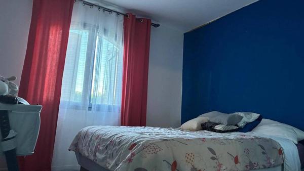 JOLIE MAISON DE PLAIN-PIED: 3 ch+bureau. Garage, piscine.