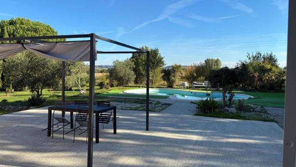 JOLIE MAISON DE PLAIN-PIED: 3 ch+bureau. Garage, piscine.