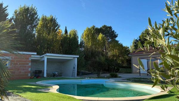 JOLIE MAISON DE PLAIN-PIED: 3 ch+bureau. Garage, piscine.