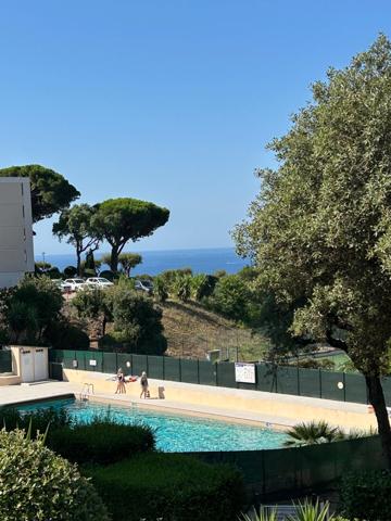 Le Cannet : 2 pièces de 42 m2 à rénover dans résidence sécurisée avec piscine
