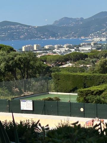 Le Cannet : 2 pièces de 42 m2 à rénover dans résidence sécurisée avec piscine