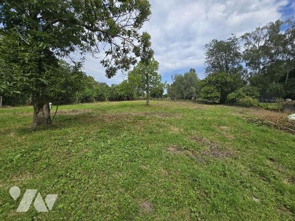 Découvrez un terrain constructible de 1380m² à Fresnes-sur-Escaut, un lieu idéal pour construir...