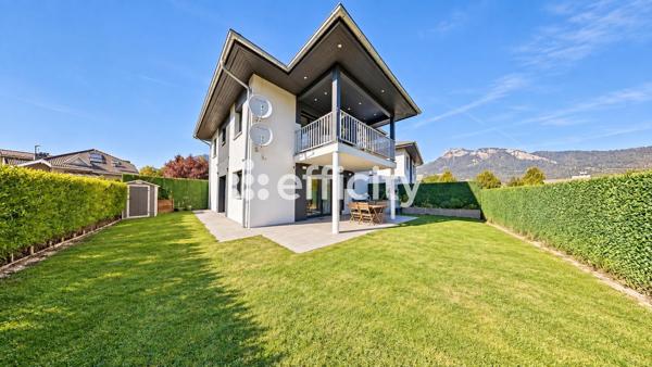 Maison
         6 pièces
        - 140 m² Bien prestige 475 000 € *