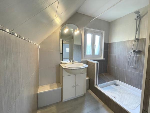 Chalet F4 sur sous sol avec terrain, parking et piscine