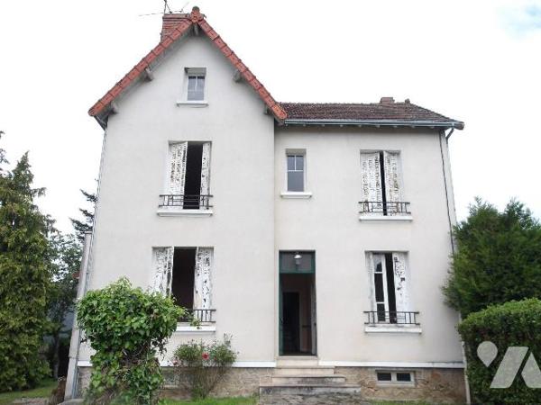 BOUSSAC (23) CREUSE, A vendre grande maison des années 40, élevée sur 3 niveaux, de163 m² hab.....