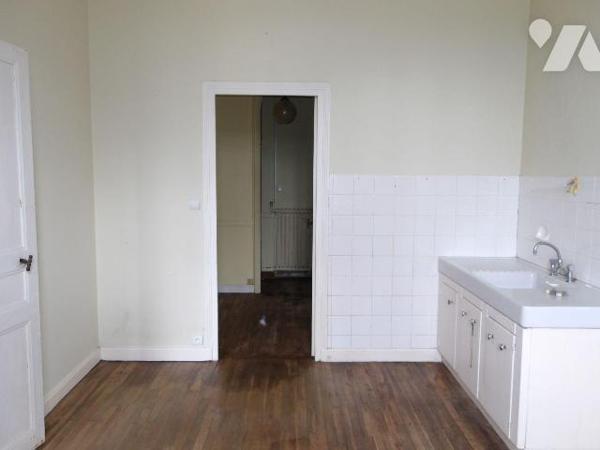 BOUSSAC (23) CREUSE, A vendre grande maison des années 40, élevée sur 3 niveaux, de163 m² hab.....