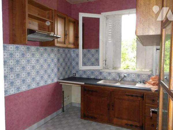 BOUSSAC (23) CREUSE, A vendre grande maison des années 40, élevée sur 3 niveaux, de163 m² hab.....