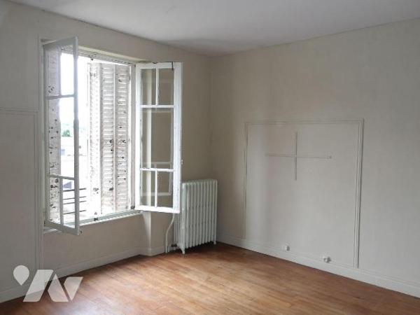 BOUSSAC (23) CREUSE, A vendre grande maison des années 40, élevée sur 3 niveaux, de163 m² hab.....