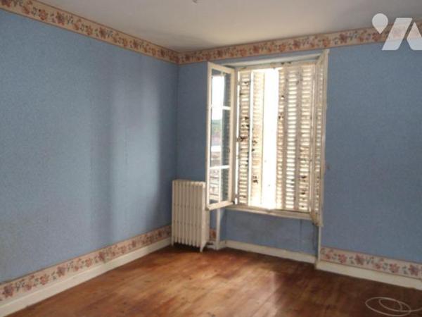 BOUSSAC (23) CREUSE, A vendre grande maison des années 40, élevée sur 3 niveaux, de163 m² hab.....