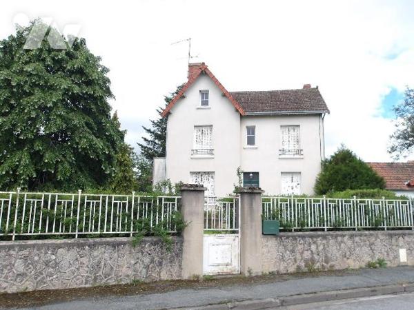 BOUSSAC (23) CREUSE, A vendre grande maison des années 40, élevée sur 3 niveaux, de163 m² hab.....