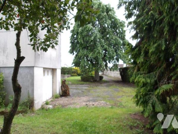 BOUSSAC (23) CREUSE, A vendre grande maison des années 40, élevée sur 3 niveaux, de163 m² hab.....