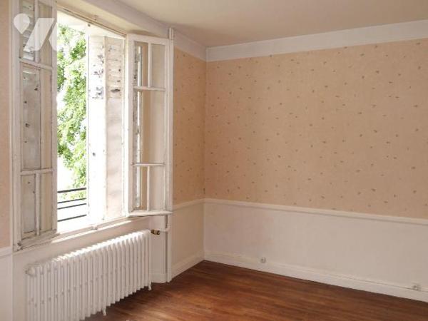 BOUSSAC (23) CREUSE, A vendre grande maison des années 40, élevée sur 3 niveaux, de163 m² hab.....