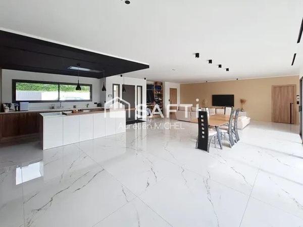 Villa avec magnifique vue sur le Bugey et prestations hautes gammes