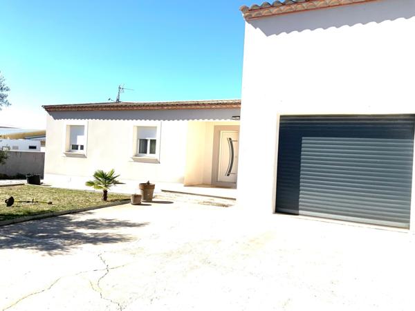 Maison T4 de 120m2 sur parcelle de 1124m2 en zone artisanale avec Hangar attenant .