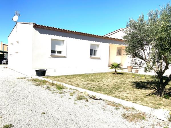 Maison T4 de 120m2 sur parcelle de 1124m2 en zone artisanale avec Hangar attenant .