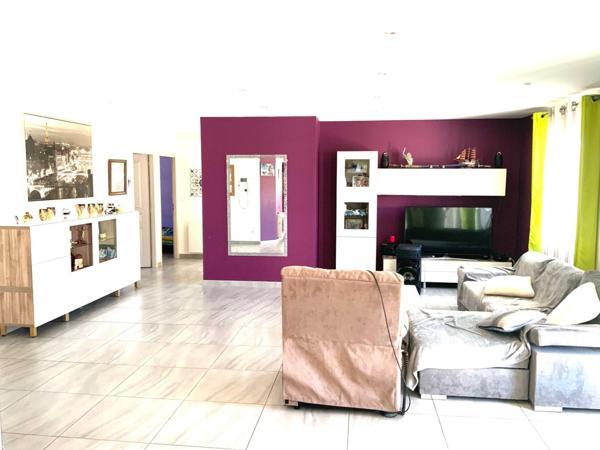 Maison T4 de 120m2 sur parcelle de 1124m2 en zone artisanale avec Hangar attenant .