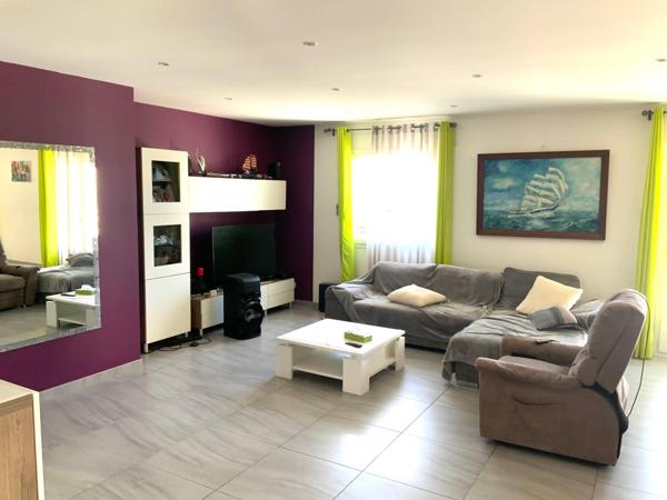 Maison T4 de 120m2 sur parcelle de 1124m2 en zone artisanale avec Hangar attenant .