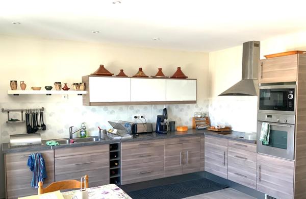 Maison T4 de 120m2 sur parcelle de 1124m2 en zone artisanale avec Hangar attenant .