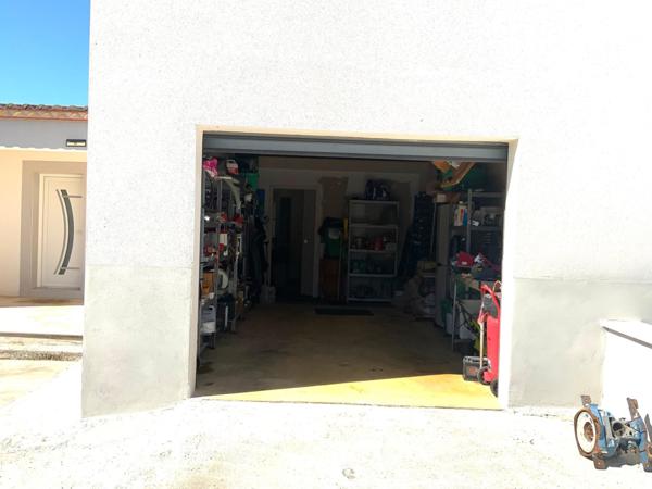 Maison T4 de 120m2 sur parcelle de 1124m2 en zone artisanale avec Hangar attenant .