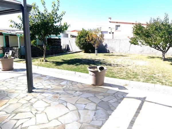 Maison T4 de 120m2 sur parcelle de 1124m2 en zone artisanale avec Hangar attenant .