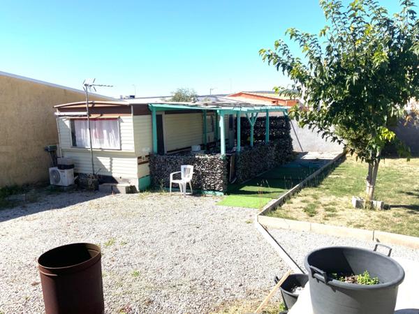 Maison T4 de 120m2 sur parcelle de 1124m2 en zone artisanale avec Hangar attenant .