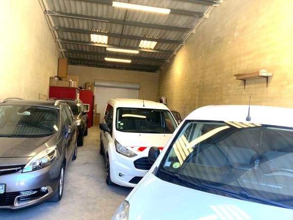 Maison T4 de 120m2 sur parcelle de 1124m2 en zone artisanale avec Hangar attenant .