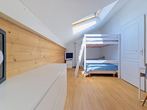 Appartement
         3 pièces
        - 82 m² 320 000 € *