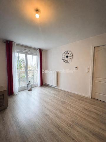 Situé au 2ᵉ étage avec ascenseur d’une résidence récente, sécurisée et bien entretenue (2015), venez découvrir ce bel appartement 2 pièces de plus de 42 m², en parfait état et sans aucun travaux à prévoir.

Dès l’entrée, vous serez séduit par la luminosité exceptionnelle de l’appartement et par la qualité des prestations.

Description :

	•	Séjour spacieux de 22 m², très lumineux, avec cuisine ouverte entièrement aménagée et équipée, réalisée sur mesure (rangements optimisés).
	•	Espace nuit type suite parentale comprenant :
	•	Une chambre de plus de 13 m²
	•	Un dressing
	•	Une salle de bain meublée entièrement rénovée, moderne et de bon goût, avec WC intégré
	•	Double vitrage PVC
	•	Volets roulants
	•	Chauffage: Chaudière collective au gaz à condensation avec thermostat individuel et radiateur titube avec robinet thermostatique.


Prestations & annexes :

	•	Résidence sécurisée : digicode, interphone
	•	Ascenseur
	•	Local vélos et poussettes commun
	•	Deux places de parking privatives sécurisées en extérieur
	•	Petite copropriété

Charges de copropriété :
	•	224 € / mois maximum, comprenant chauffage et eau

Performance énergétique :
	•	DPE : C
	•	GES : C

Situation :
Appartement au calme, tout en étant extrêmement bien situé, à proximité immédiate de toutes les commodités (commerces, transports, services).


À visiter sans tarder !