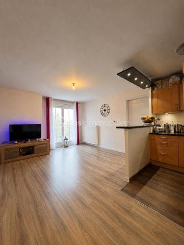 Situé au 2ᵉ étage avec ascenseur d’une résidence récente, sécurisée et bien entretenue (2015), venez découvrir ce bel appartement 2 pièces de plus de 42 m², en parfait état et sans aucun travaux à prévoir.

Dès l’entrée, vous serez séduit par la luminosité exceptionnelle de l’appartement et par la qualité des prestations.

Description :

	•	Séjour spacieux de 22 m², très lumineux, avec cuisine ouverte entièrement aménagée et équipée, réalisée sur mesure (rangements optimisés).
	•	Espace nuit type suite parentale comprenant :
	•	Une chambre de plus de 13 m²
	•	Un dressing
	•	Une salle de bain meublée entièrement rénovée, moderne et de bon goût, avec WC intégré
	•	Double vitrage PVC
	•	Volets roulants
	•	Chauffage: Chaudière collective au gaz à condensation avec thermostat individuel et radiateur titube avec robinet thermostatique.


Prestations & annexes :

	•	Résidence sécurisée : digicode, interphone
	•	Ascenseur
	•	Local vélos et poussettes commun
	•	Deux places de parking privatives sécurisées en extérieur
	•	Petite copropriété

Charges de copropriété :
	•	224 € / mois maximum, comprenant chauffage et eau

Performance énergétique :
	•	DPE : C
	•	GES : C

Situation :
Appartement au calme, tout en étant extrêmement bien situé, à proximité immédiate de toutes les commodités (commerces, transports, services).


À visiter sans tarder !