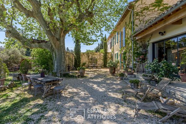 Mas singulier revisité par une artiste, au pied du Luberon