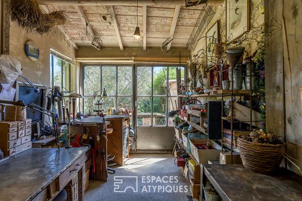 Mas singulier revisité par une artiste, au pied du Luberon