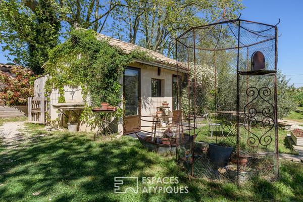 Mas singulier revisité par une artiste, au pied du Luberon