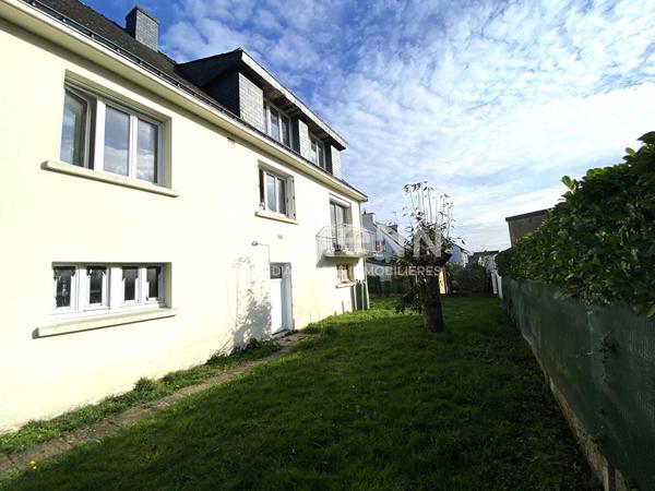 à vendre à Vannes secteur Saint Guen Maison 5/6 chambres avec jardin, sous sol Possibilité petit immeuble de rapport