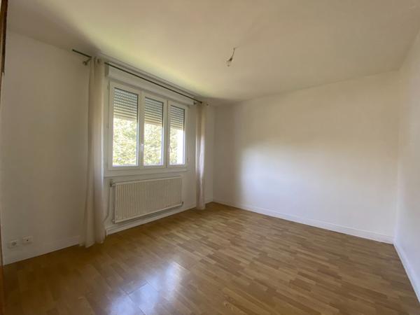 à vendre à Vannes secteur Saint Guen Maison 5/6 chambres avec jardin, sous sol Possibilité petit immeuble de rapport